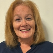 Zusehen ist Kundin Karin Grauszer in die Kamera lächelnd